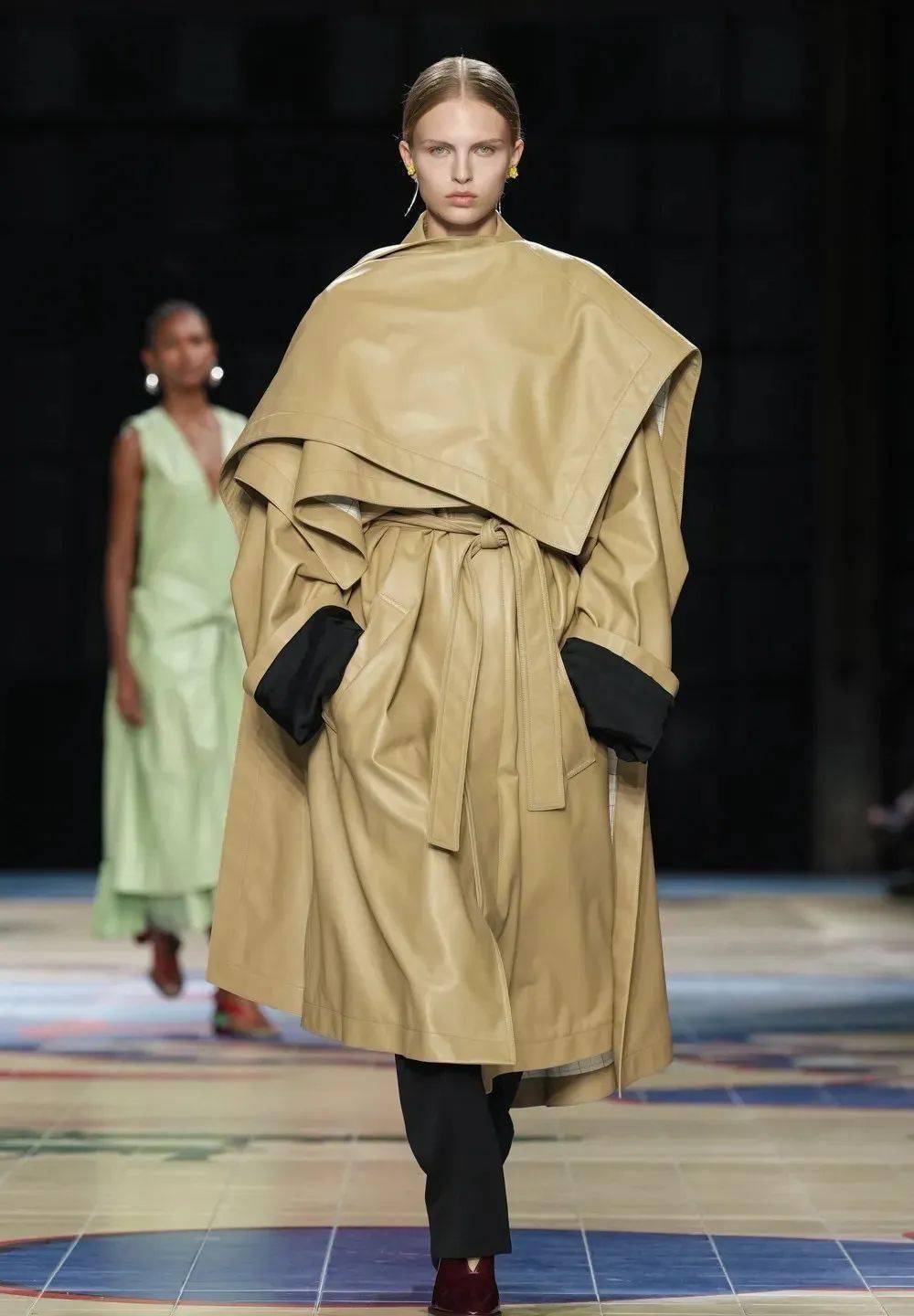 皮革总会意想不到的形态出现,报纸,t恤…细品工艺之