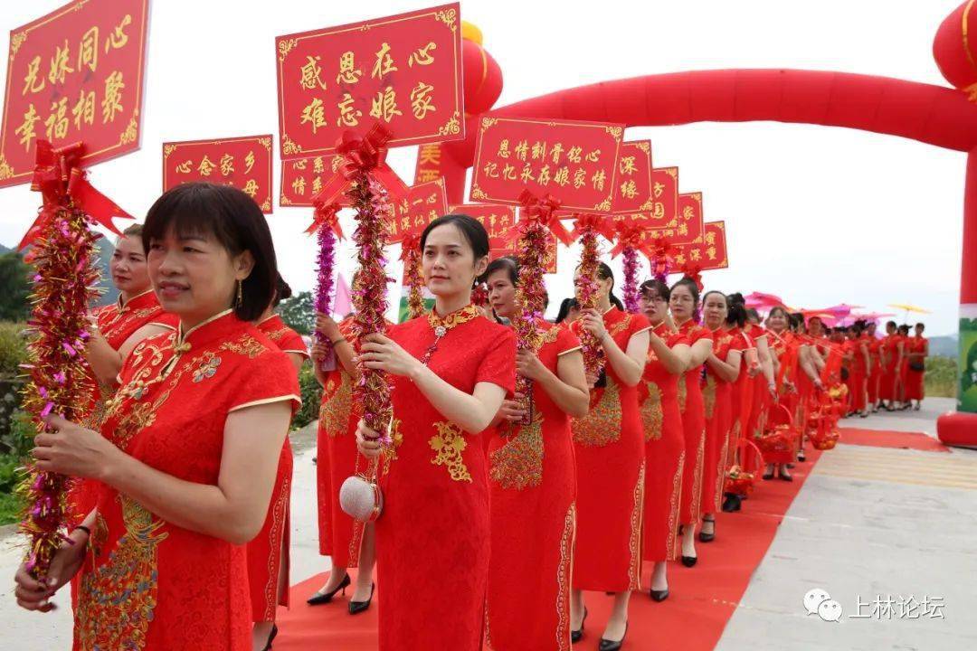 如此热闹的场面还是少见这么多出嫁女集体回娘家欢聚虽然回娘家并不