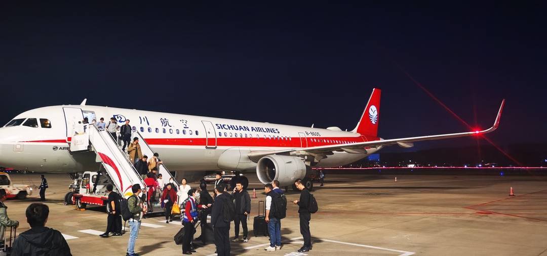 飞机返航后旅客下飞机曹先生称,目前已得到通知,川航将安排另一个航班