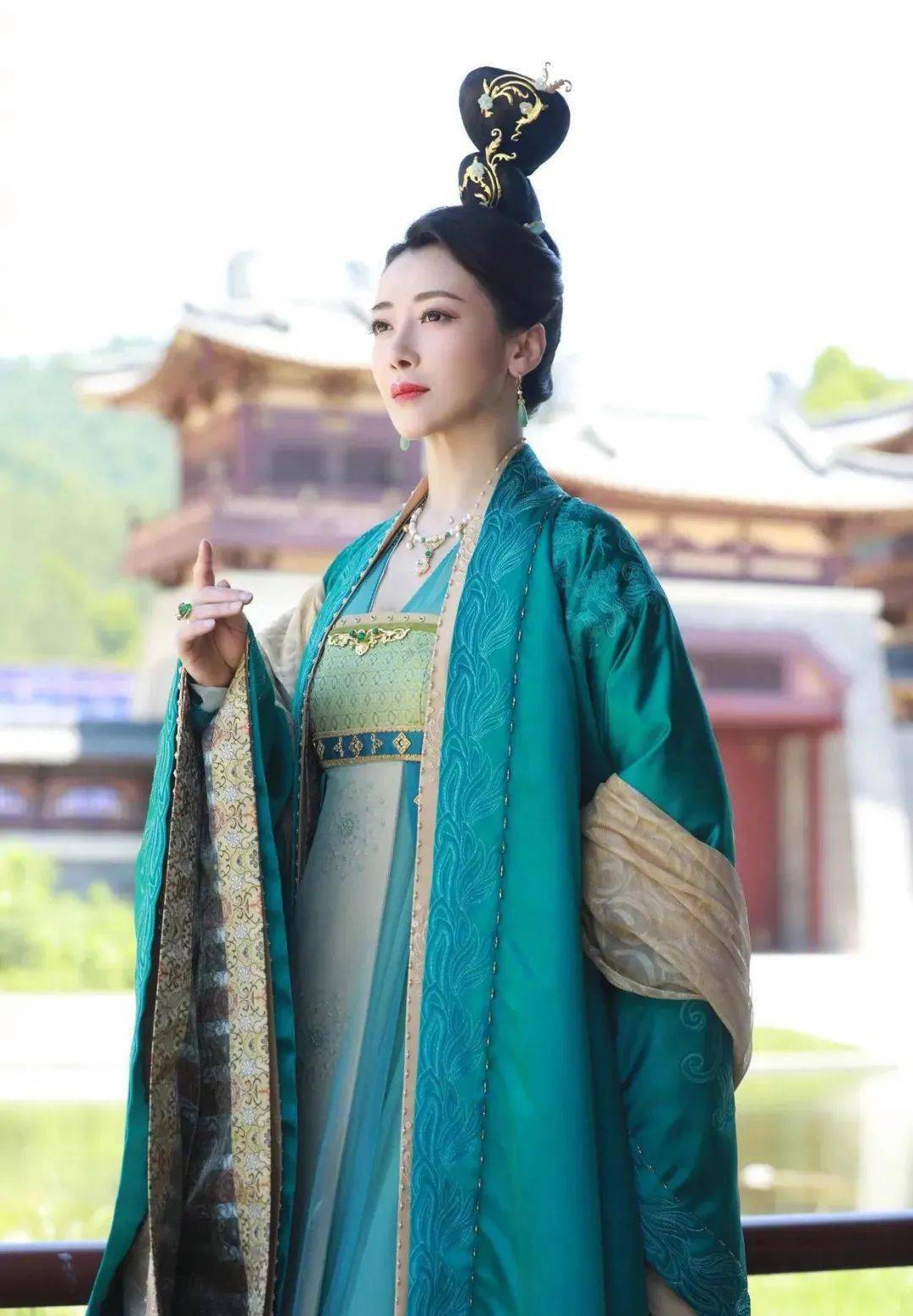拍戏之余,陈紫函解锁的制片人的身份,还创立了自己的美妆品牌和珠宝