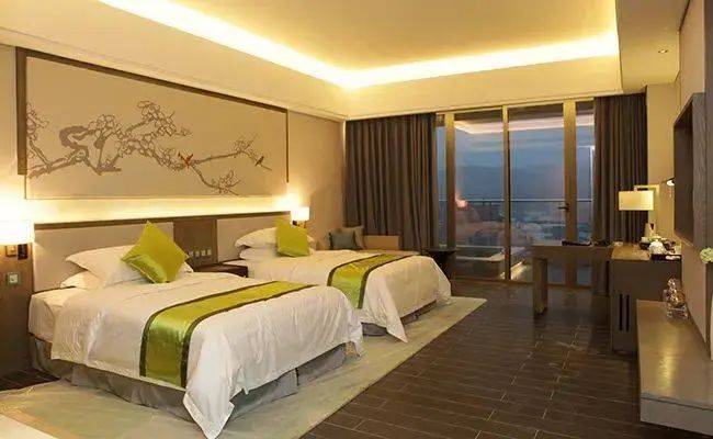 35米*2米(双床)带泡池,面向河景房间免费赠送咖啡,茶包,矿泉水及免费