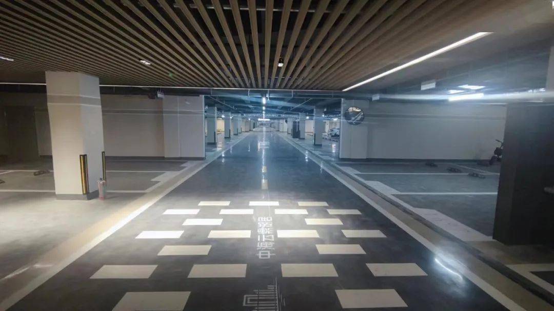 楼梯间地面采用瓷砖铺设,木质楼梯扶手,墙面采用了弹涂工艺的乳胶漆