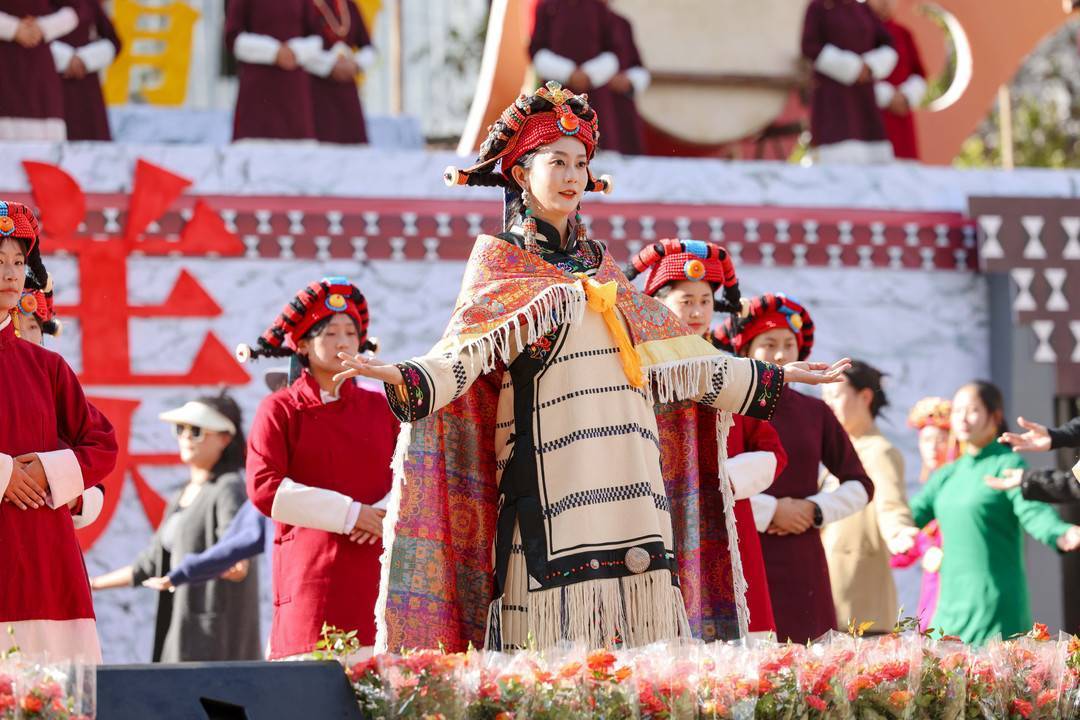 嘉绒藏族风情节开幕 百名丹巴姑娘同台比美_美人_旅游_开幕式