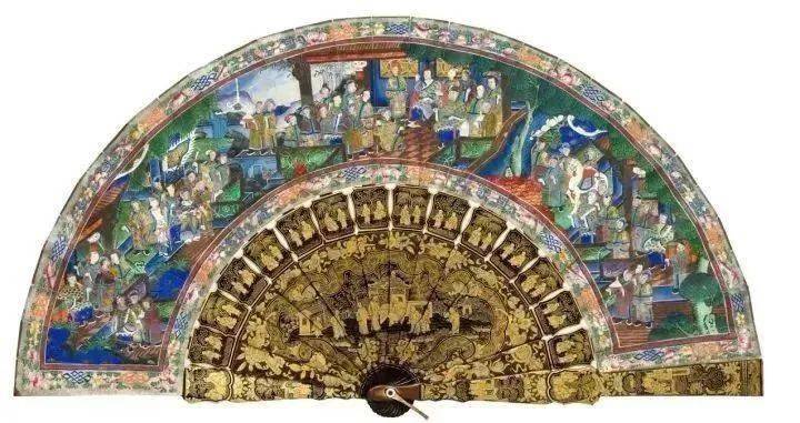 折扇的图案源自于一把1870年广东古董扇子,扇面上描绘着《千面图》