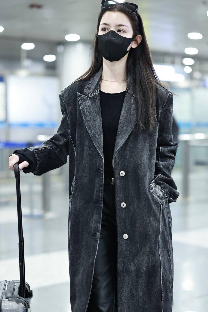 哈尼克孜北京出发,身着牛仔风衣酷飒有型_机场