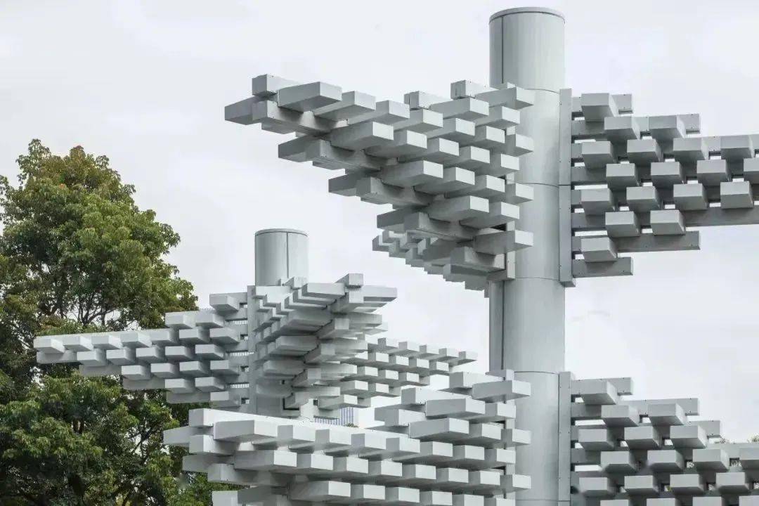 在成长为一名建筑师后,矶崎新充满激情地构想了未来的城市形态,于是