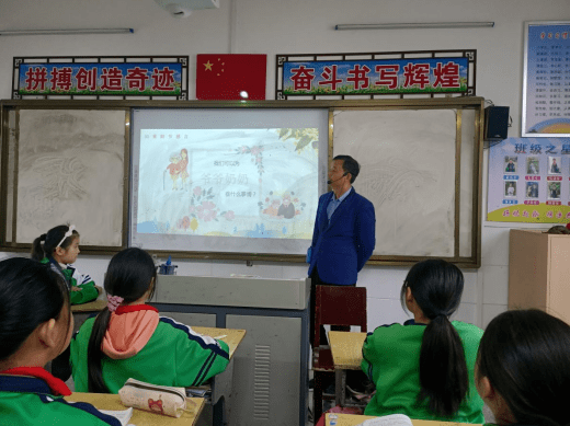 枣阳市杨垱镇中心幼儿园开展重阳节主题班会进行中华孝道教育.