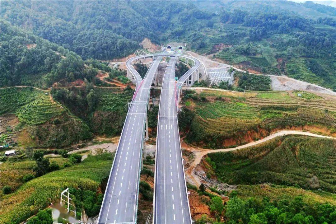 临双高速公路是推动临沧地区发展的经济路,致富路.