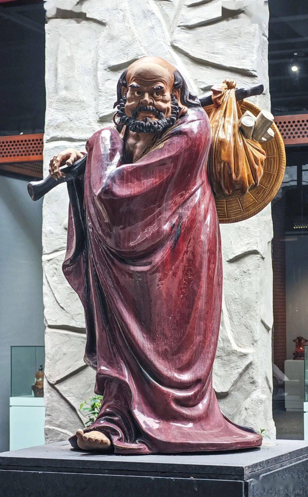 今年4月笔者在佛山市新石湾美陶公司参观时,欣赏了陶艺大师刘炳先生"