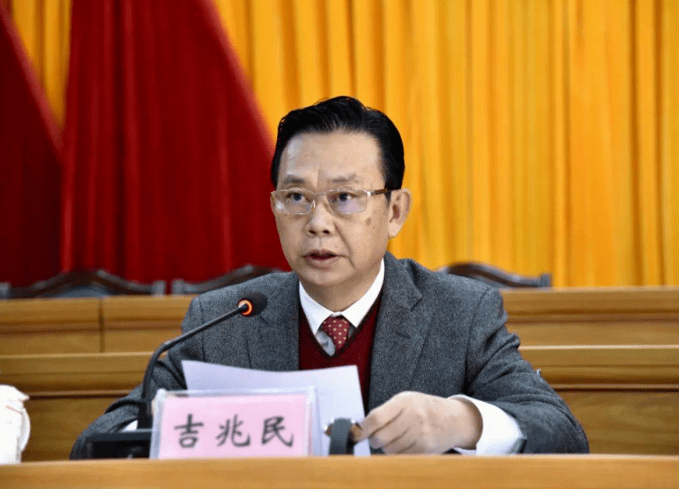 受贿超2亿，透露内幕信息的副省长受审 | 落马半年后他被双开