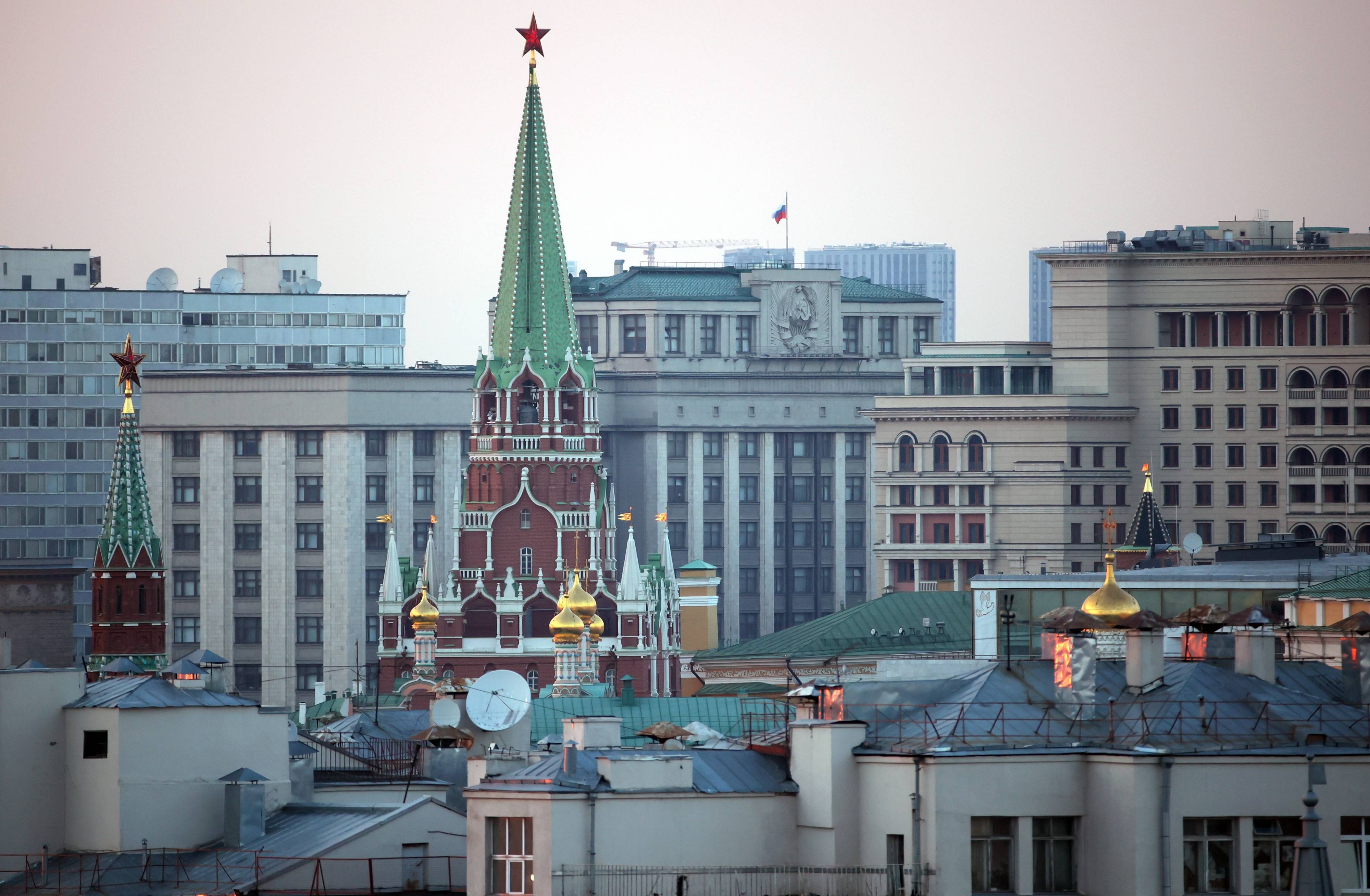 这是8月5日在俄罗斯莫斯科拍摄的克里姆林宫塔楼和国家杜马大楼