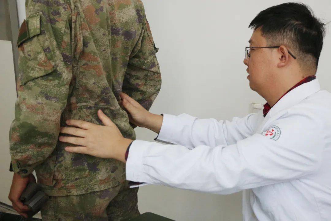 小型微创手术等内容,还通过专家手把手帮带部队军医,传授基层卫生员