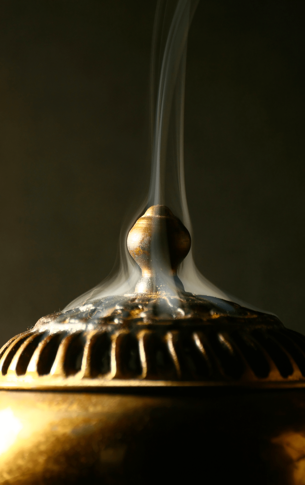 但焚香带来的缥缈意境,总是能让人心甘放下俗务,坐定,沉浸,一心一意