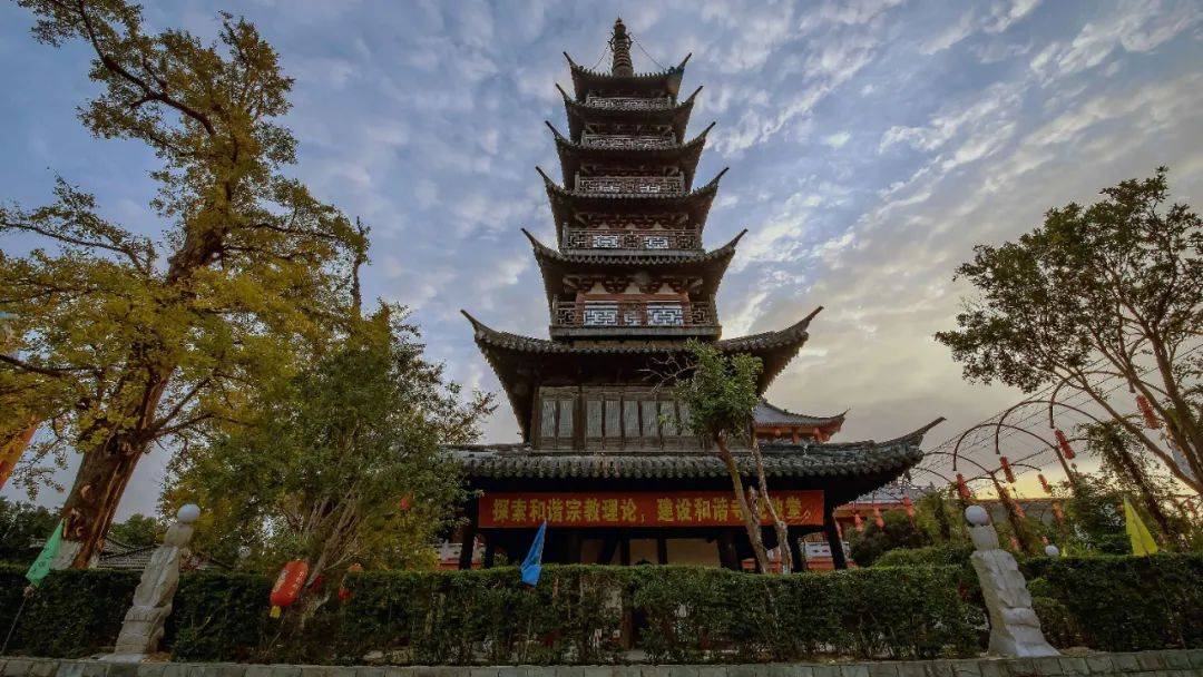 禪寺,棲霞道院,十三保天主堂等禪修文化,有全國首家駕校公園翔茂駕校