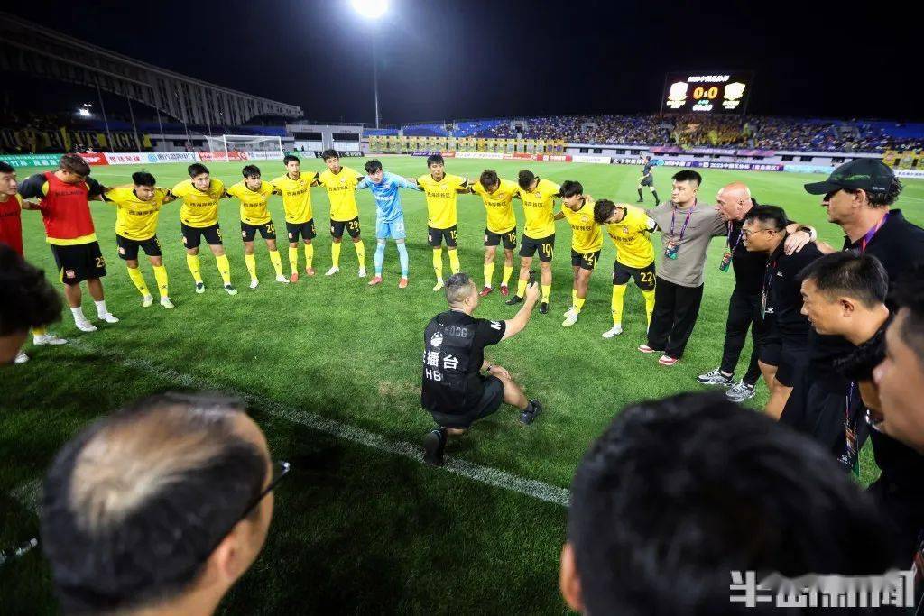 青岛职业足球的精神之火从未熄灭,也培养出宿茂臻,李霄鹏,汤乐普