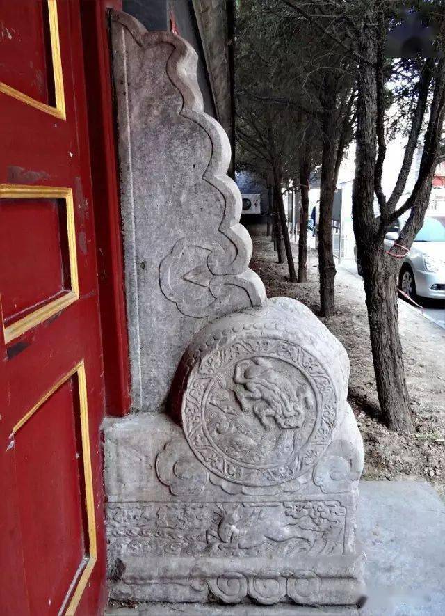 后寝面阔殿七间 黑琉璃绿剪边中悬谭延闿手书 逸仙堂>匾额应该为纪念