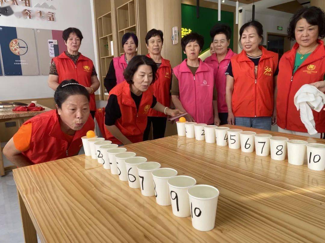 活动中老人们积极参与了投壶礼射,巧吹乒乓球过河,滚铁圈三个项目