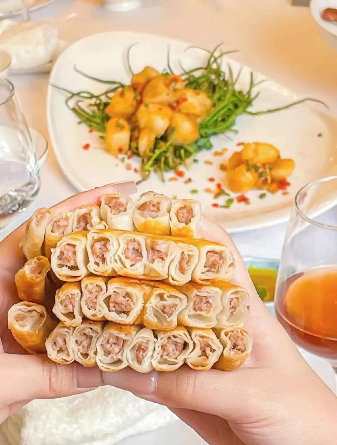 图/小红书 爆浆草莓夹心杨麻子大饼配方独特,做法别具一格,以炭火为