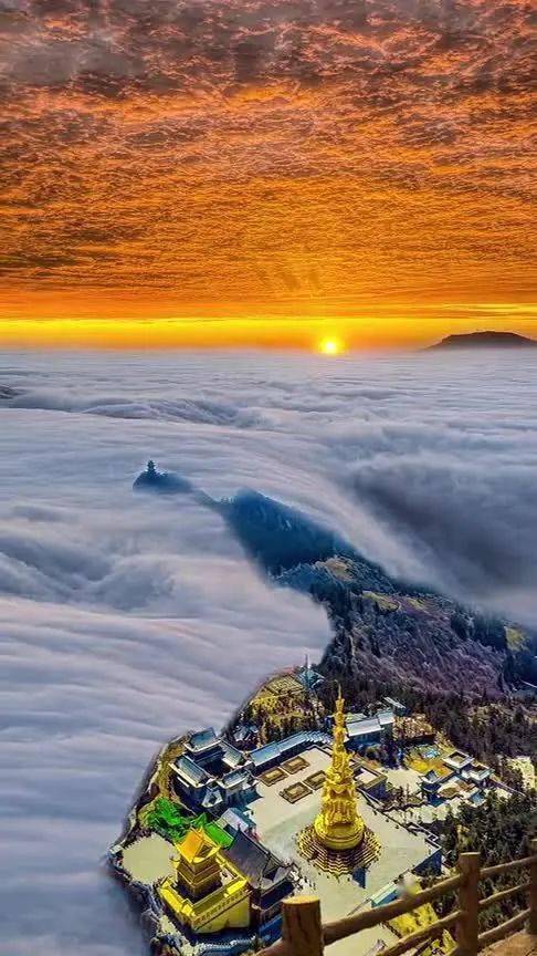 日出常和云海相伴出金顶,是观峨眉山日出的最佳地点这种陡峭险峻,横空