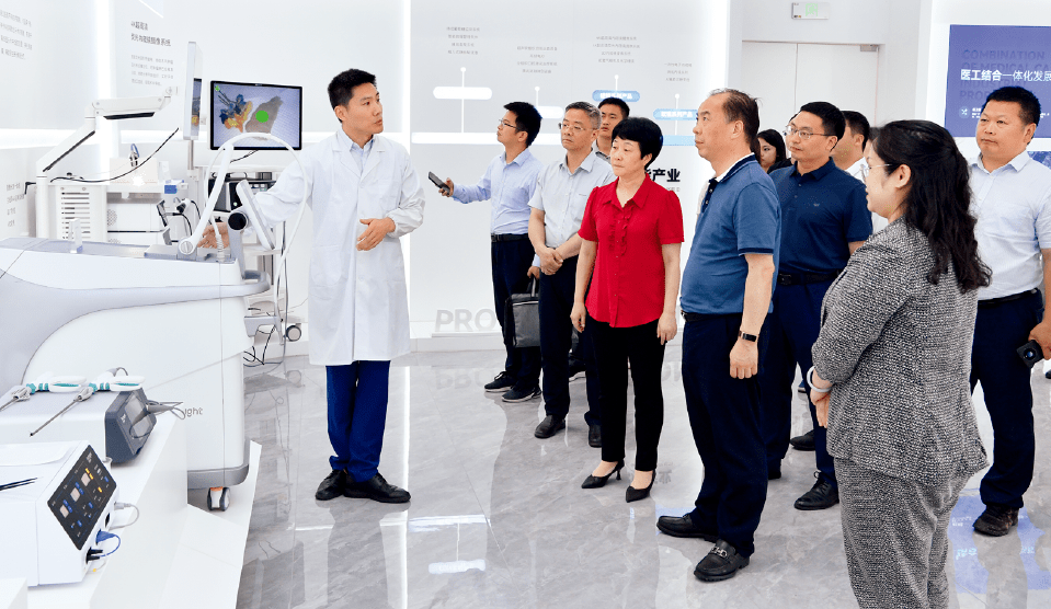 《健康中国观察》专访龚建平:打造新时代卫生健康"四区四高地"_服务