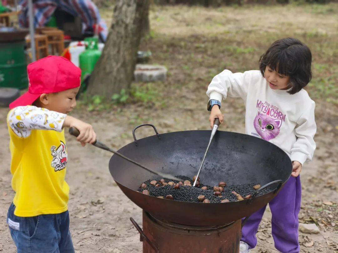 德育主任王灵敏就此次研学活动中应注意的事项对学生进行安全教育.