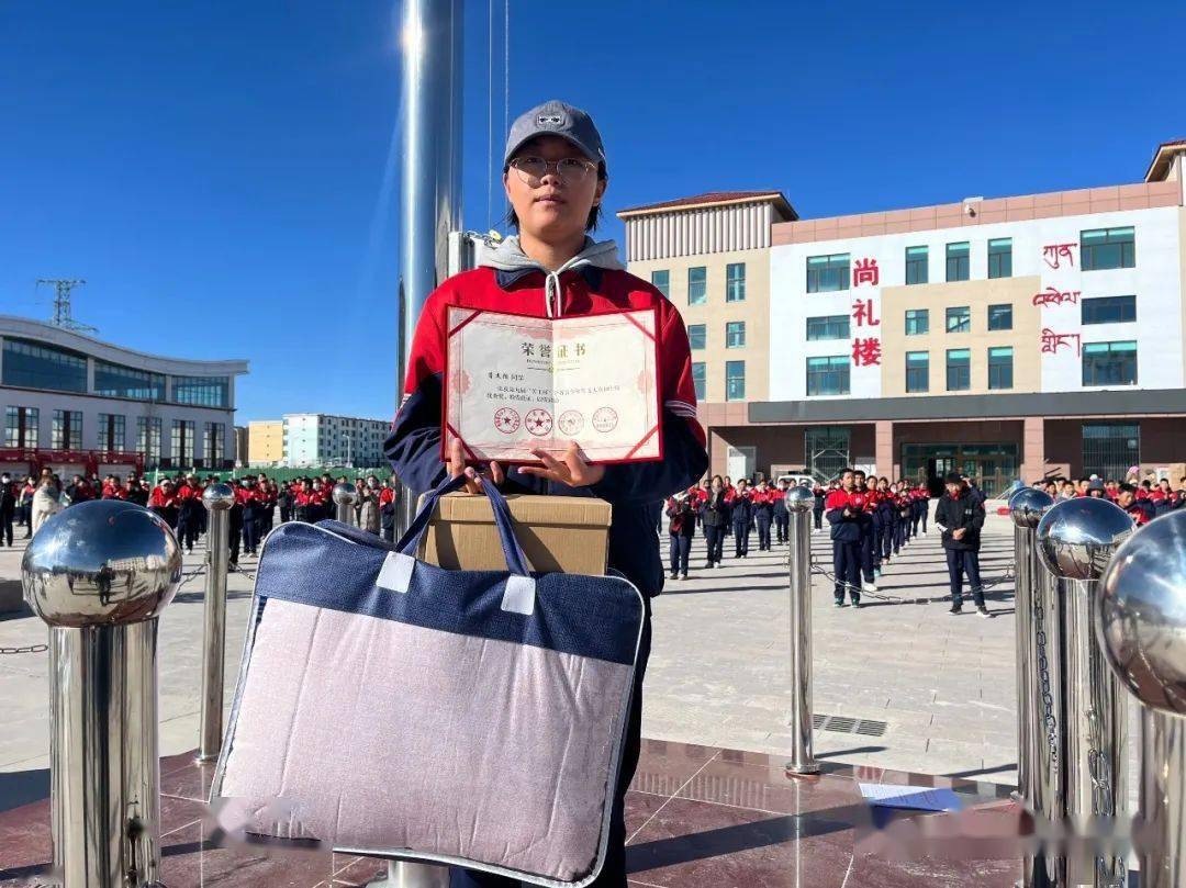 天峻县民族中学学生普杰措在第九届"关工杯"全省青少年作文大赛中