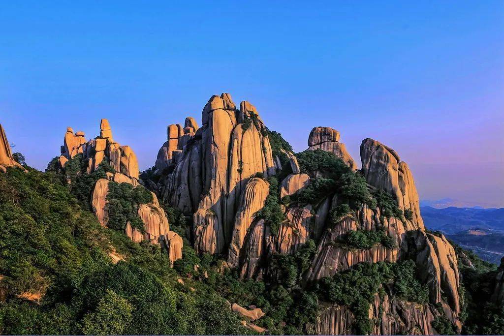 为进一步落实便民,惠民政策,切实提升景区服务水平,太姥山岳景区傍晚