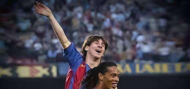 在小罗的助力下,梅西很快就成为了巴萨的先发.