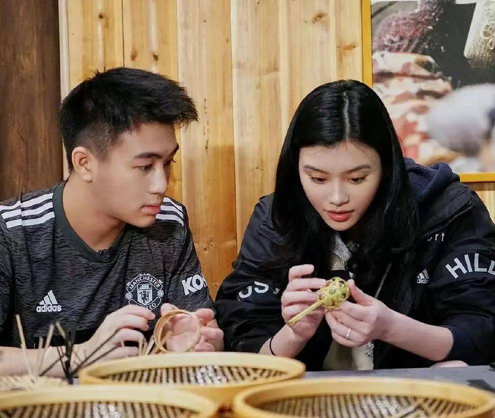 生完一胎后,一起录制夫妻感情真人秀《幸福三重奏第三季》.