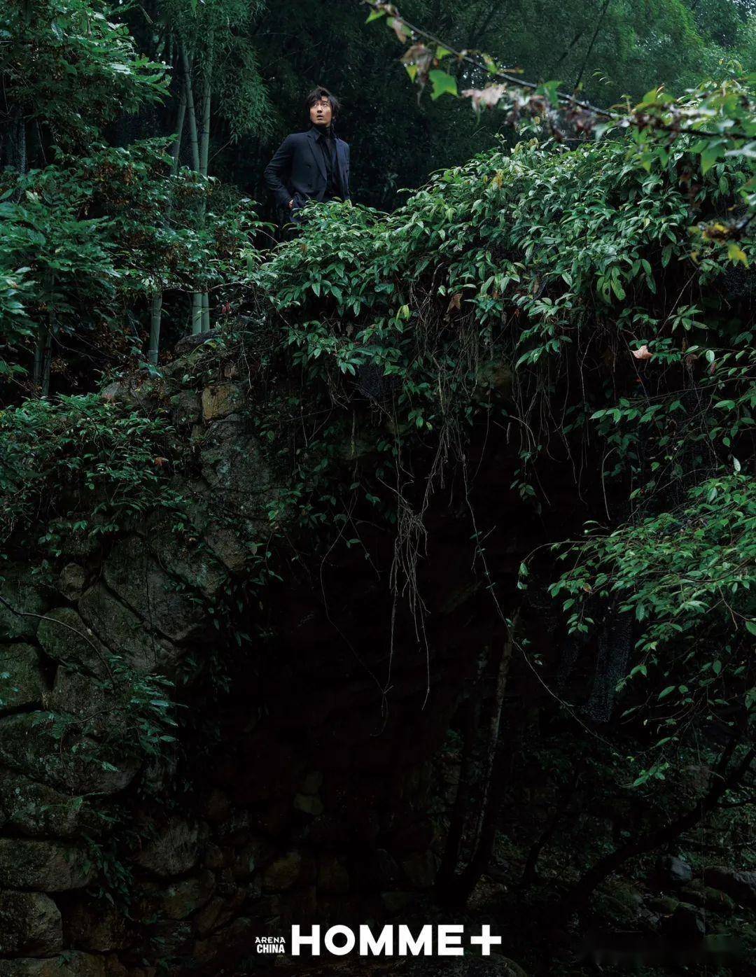 演员王传君《arena homme 》杂志大片,漫步山野氛围沉静内敛