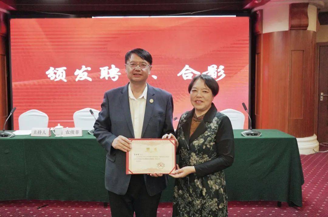 特聘冮顺奎,李青为顾问.会上,针药结合专委会李绍荣