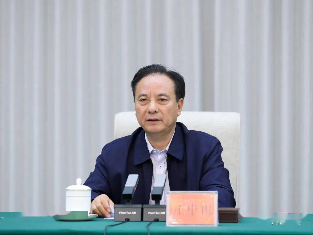 汪中山向新提拔职务,新晋升职级的同志表示祝贺.