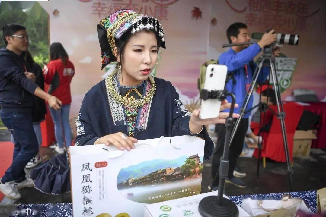 小杨哥李佳琦带货"翻车"后,下一个头部主播会是谁?_直播_李子柒_视频