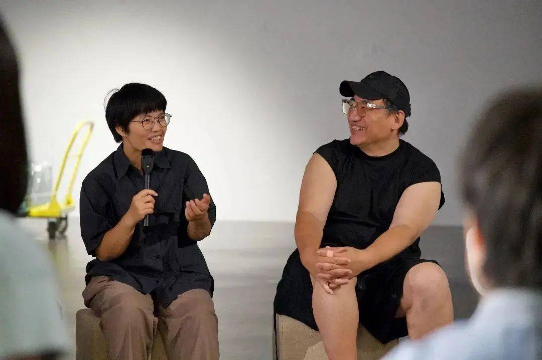 更多)活动现场合影韩锋生于1972年,现生活工作于柏林,上海,他是画家