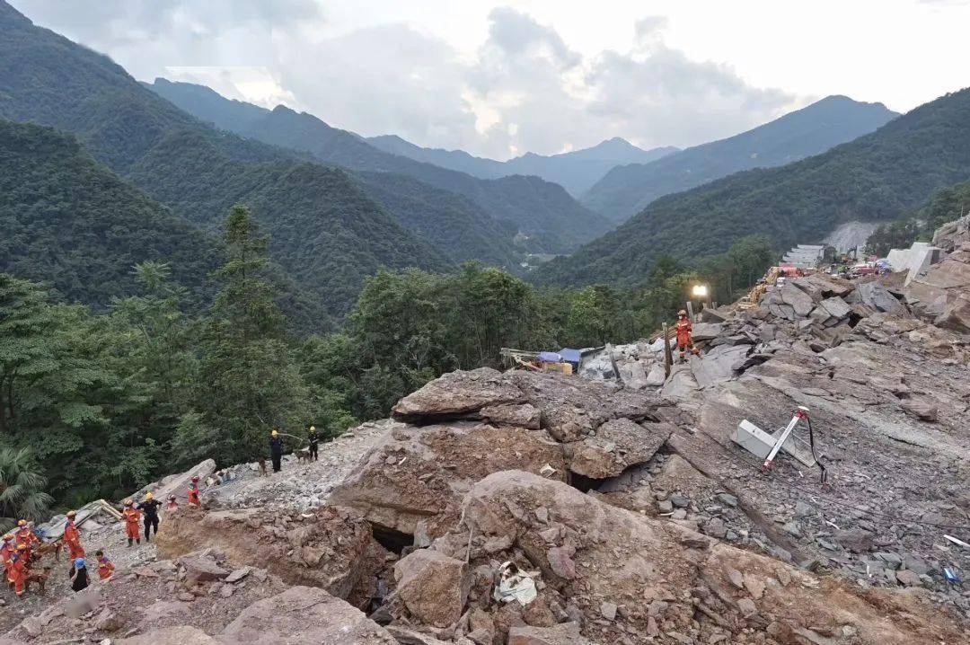 三峡大学水利与环境学院教师参与山体滑坡抢险获表彰!