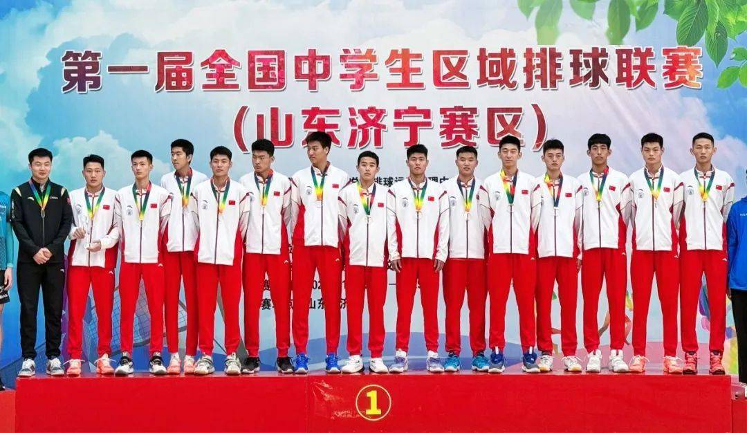 单县一中男排被评为体育道德风尚奖运动队,男排教练王永基被授予"最佳