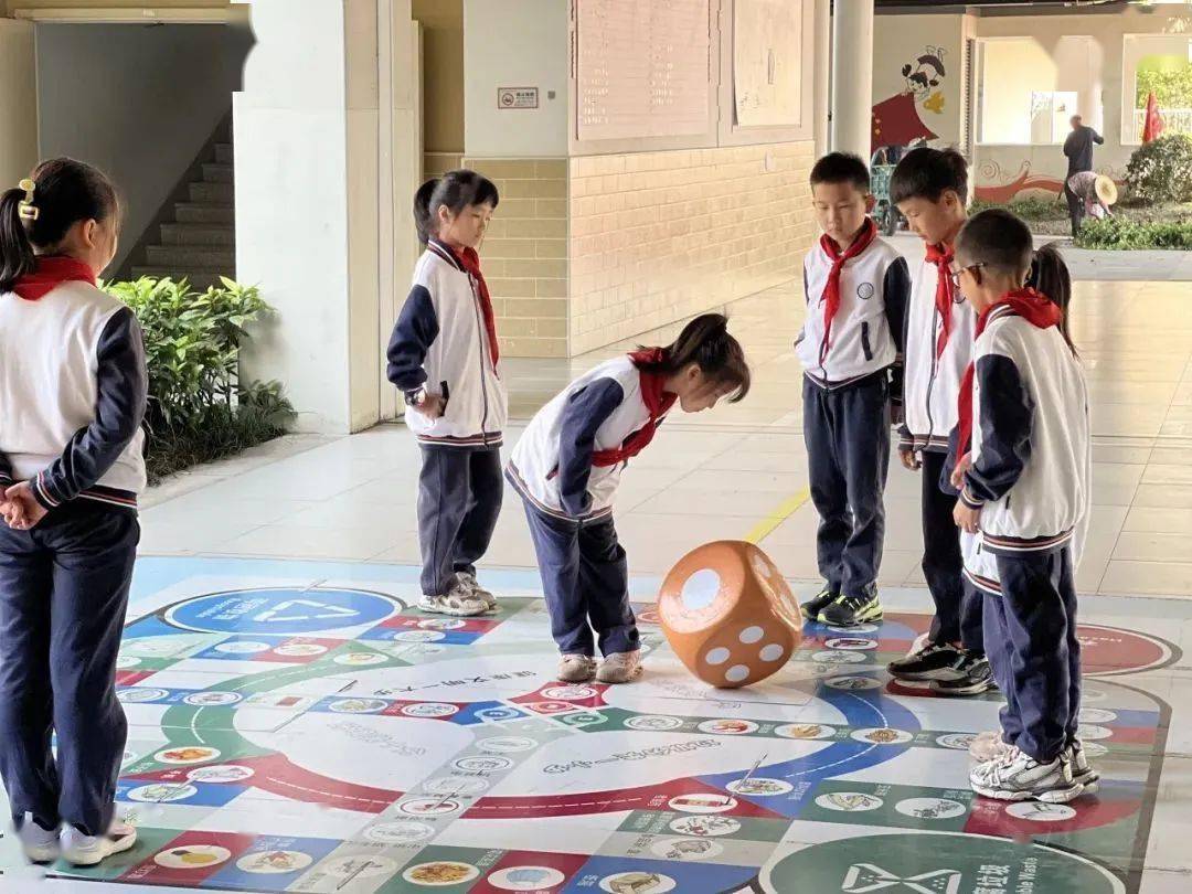 幸福河小学党支部笔榧呛橛褚督樯:"幸福河采用飞行