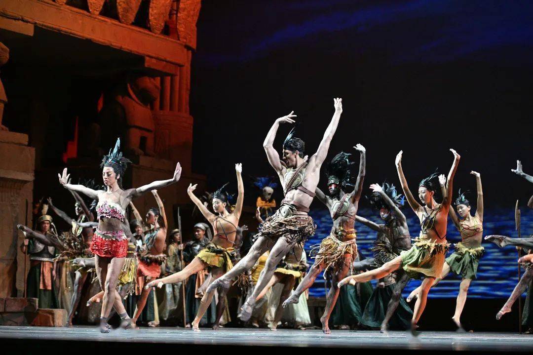 阿依达父亲阿莫纳斯洛饰演者达利博尔·耶尼施,以及朗