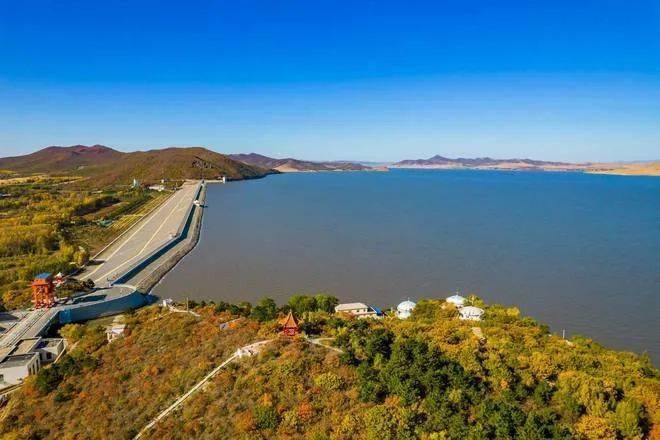 乌兰浩特察尔森水库景区,碧绿的湖水,秀丽的群山,宛如人间仙境_蒙古