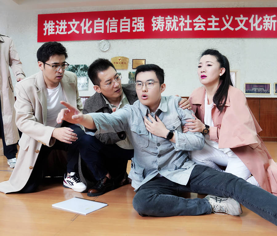 剧中,饰演聂耳的李新宇,饰演夏衍的余杨,饰演司徒慧敏的于浩磊,饰演