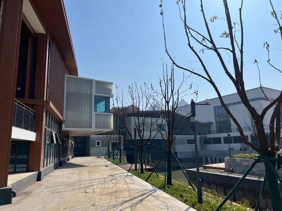 (小编近日实拍)东氿中学的进驻,将吸引越来越多的人才来到东氿新城.