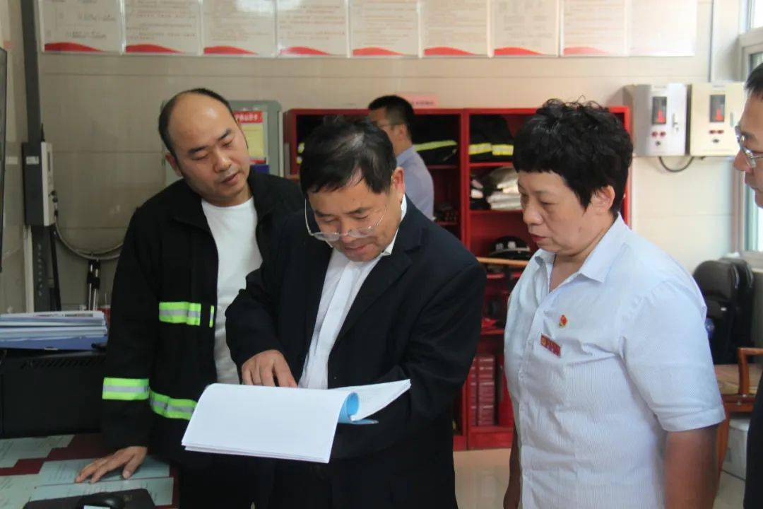 民政厅办公室副主任赵杰等一行调研组成员在漯河市民政局副局长张伟民