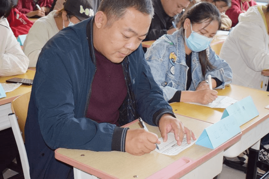 聚力同行 凝心筑梦——宏利佳学校小学部召开六年级家长会_交流_孩子