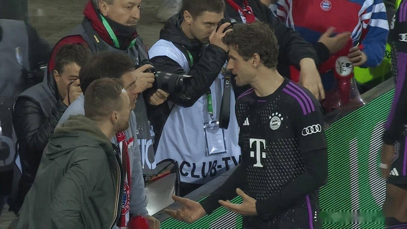 拜仁多人不谢场逃回更衣室!穆勒怒批:不尊重_比赛_球迷_萨尔布吕肯