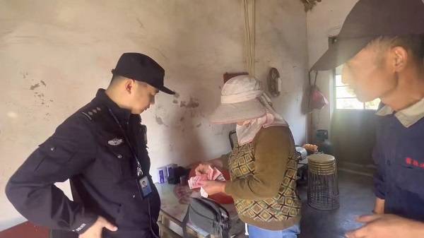 民警锲而不舍为群众找钱包 辛苦钱失而复得暖民心_张女士_背包_废品