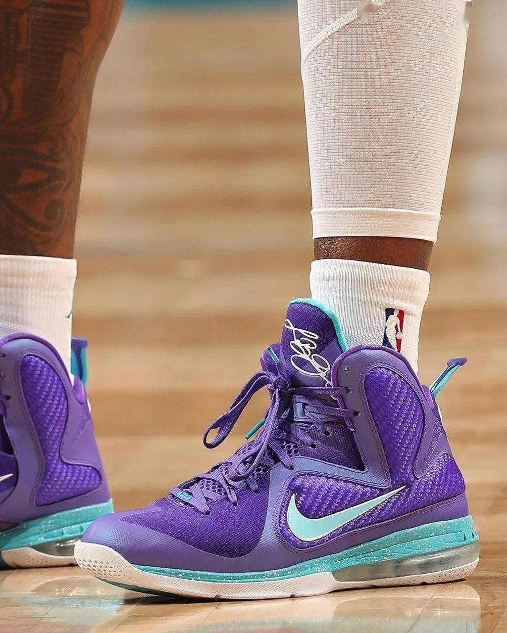 nba 球鞋合集!鞋王上脚「实战版初代倒钩」!_nike_湖人_kobe