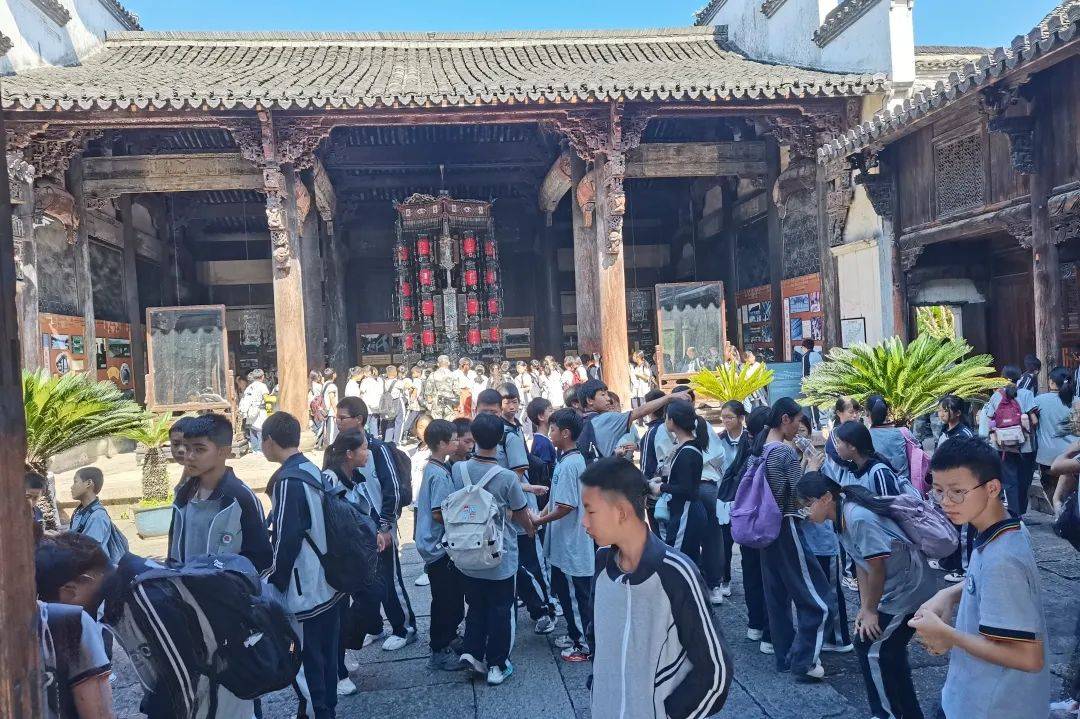 精妙的"九狮戏球",屋角上的灵动飞檐,点睛之笔牛腿…肃雍堂各式各样的