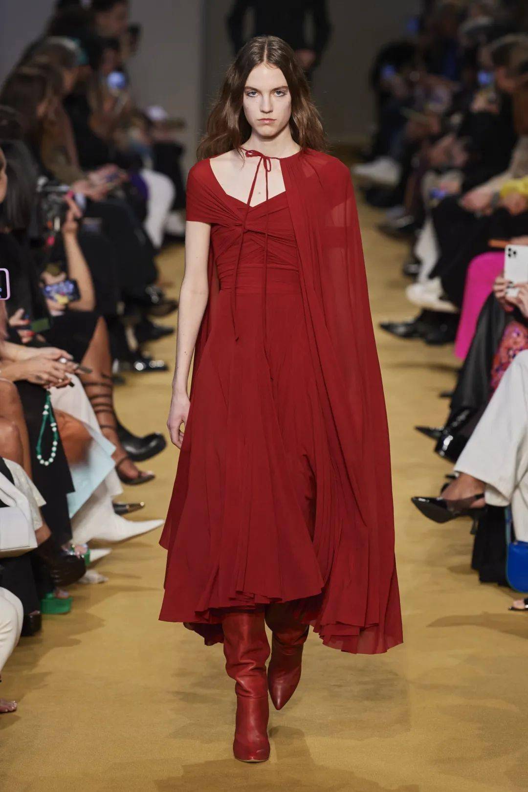 秀场上最令人惊艳的是大丽红连衣裙,模特们身穿着灿烂的大丽红,展现出