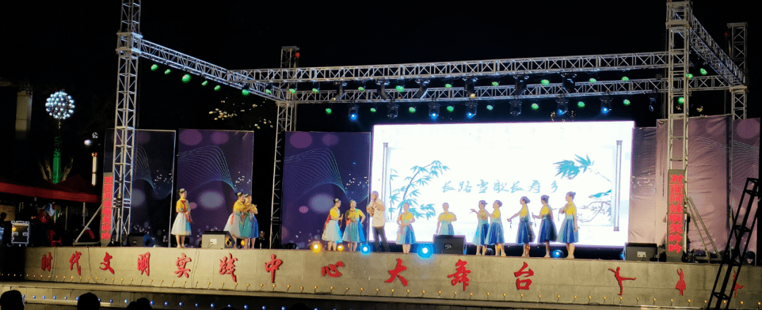 蕉岭龙门广场人山人海.