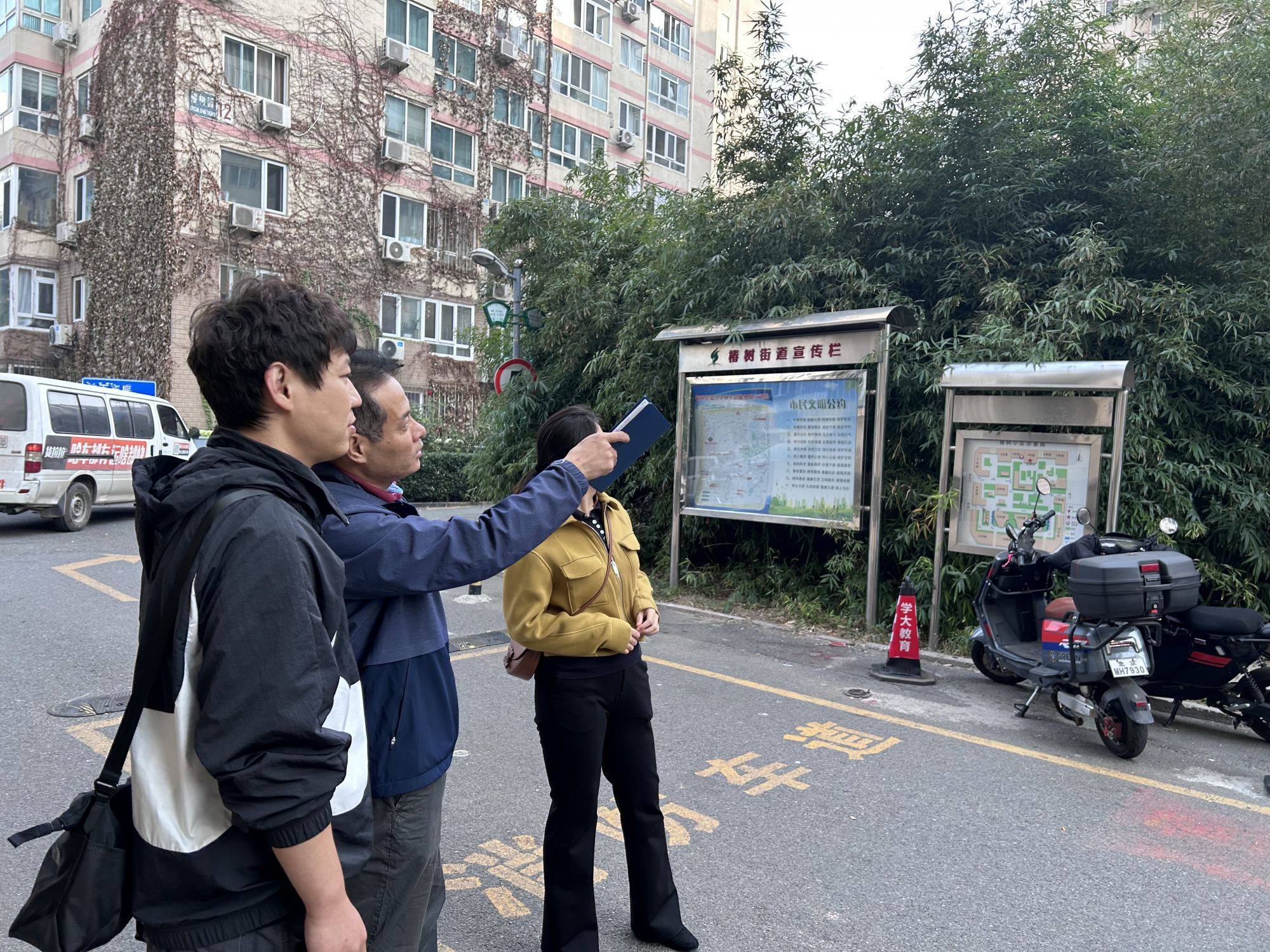 解民所忧,体察民情排难事西长安街街道社区书记谭道亮带领学员们进入